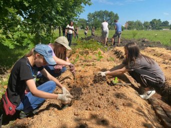 Как школьники заложили питомник Победы во имя жизни